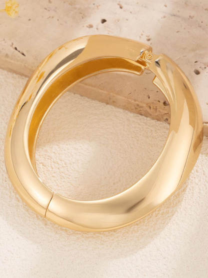 Exaggerated Smooth Hug Irregular Geometric Wide-Edge Spring Bracelet