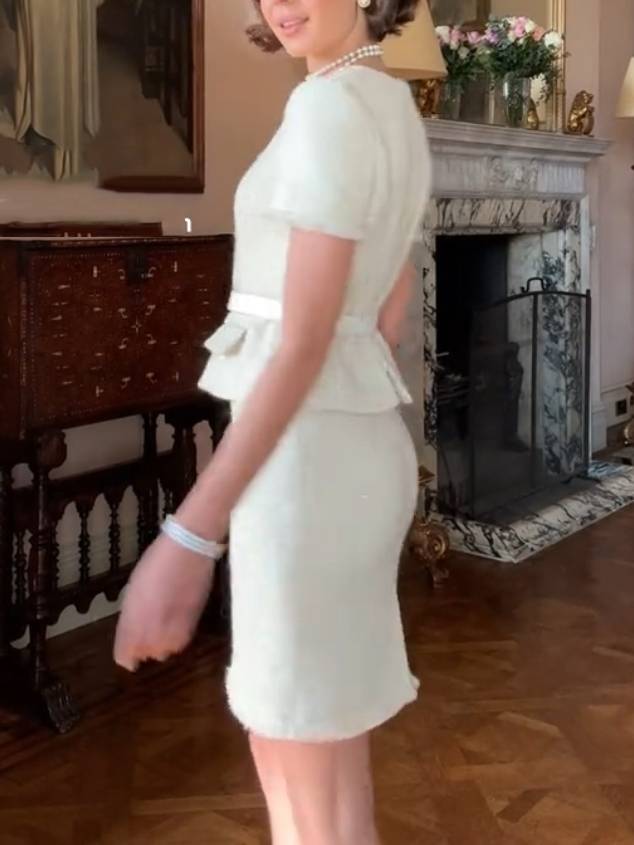 Elegant Chanel Style Short-sleeved Back Slit Top And Skirt Suit - Top