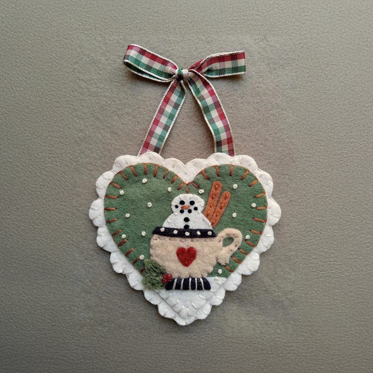 Pre-Cut Wool Blend Felt Holiday Hearts Ornament Kit