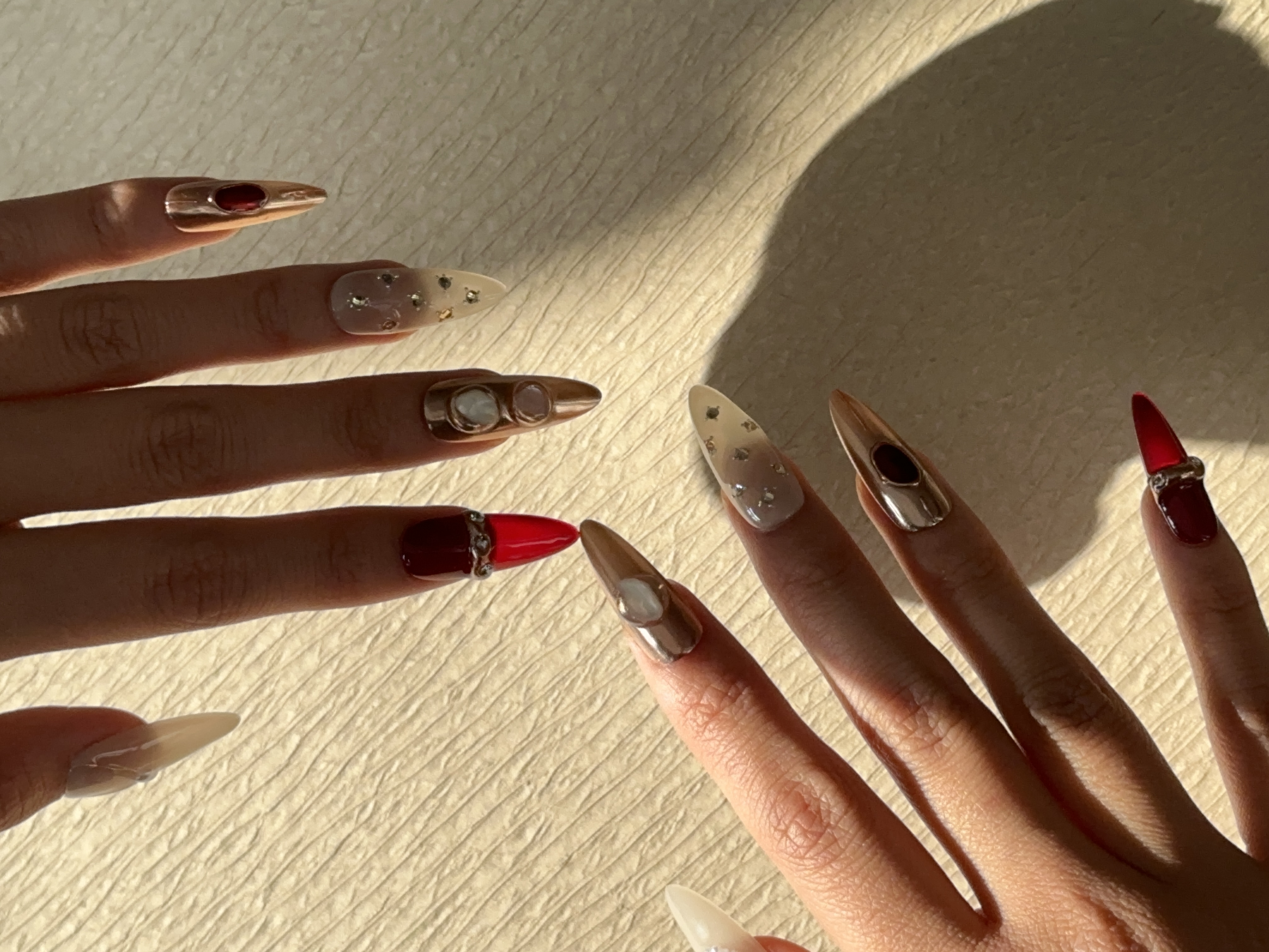 Press on nails, long-lasting, top-quality, beautiful, reusable, handmade, 100% handcrafted nail art design in vintage style. Red burgundy color with seashell and diamond mix decoration. Perfect for a stunning manicure. Middle Age