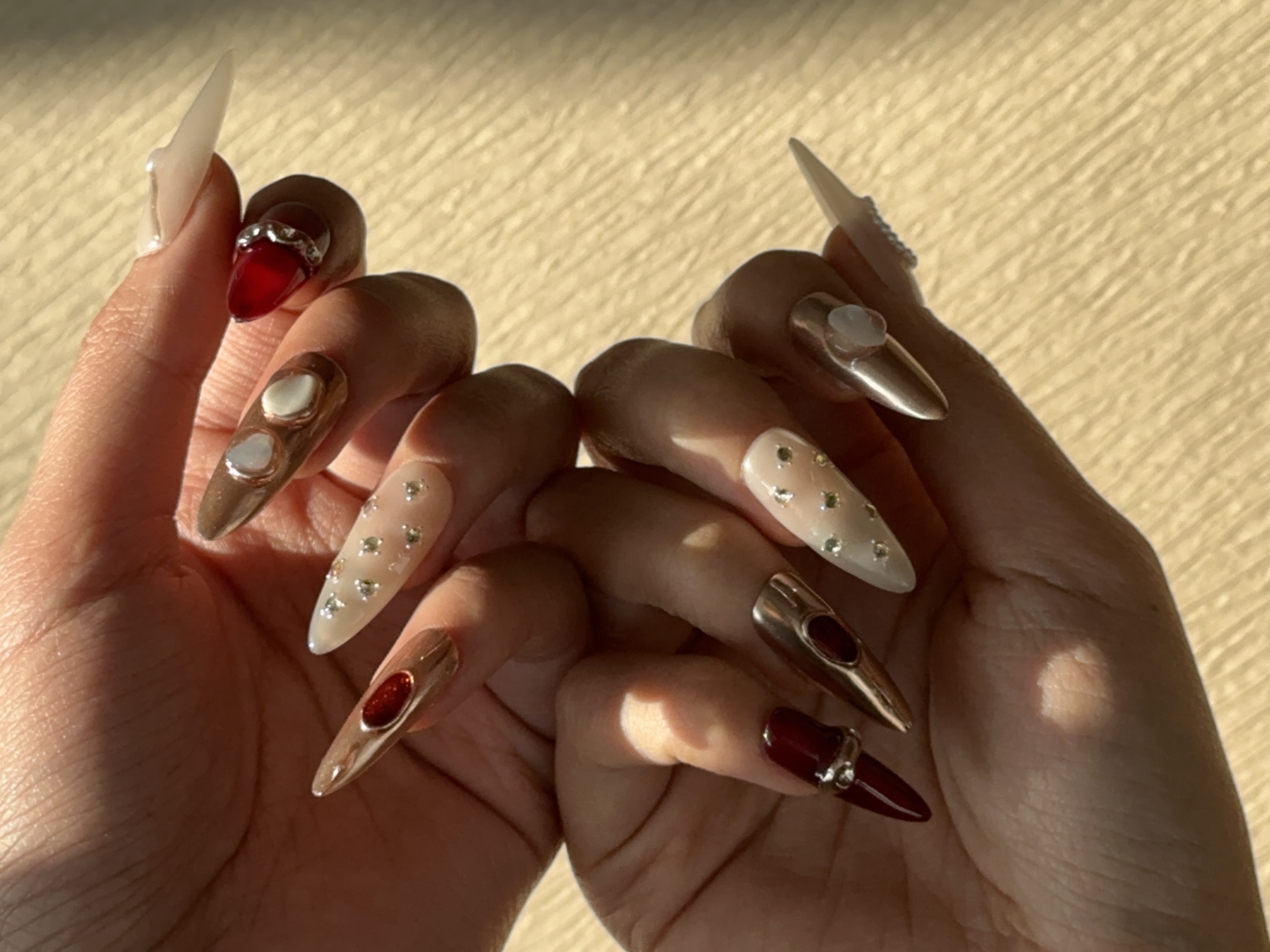 Press on nails, long-lasting, top-quality, beautiful, reusable, handmade, 100% handcrafted nail art design in vintage style. Red burgundy color with seashell and diamond mix decoration. Perfect for a stunning manicure. Middle Age