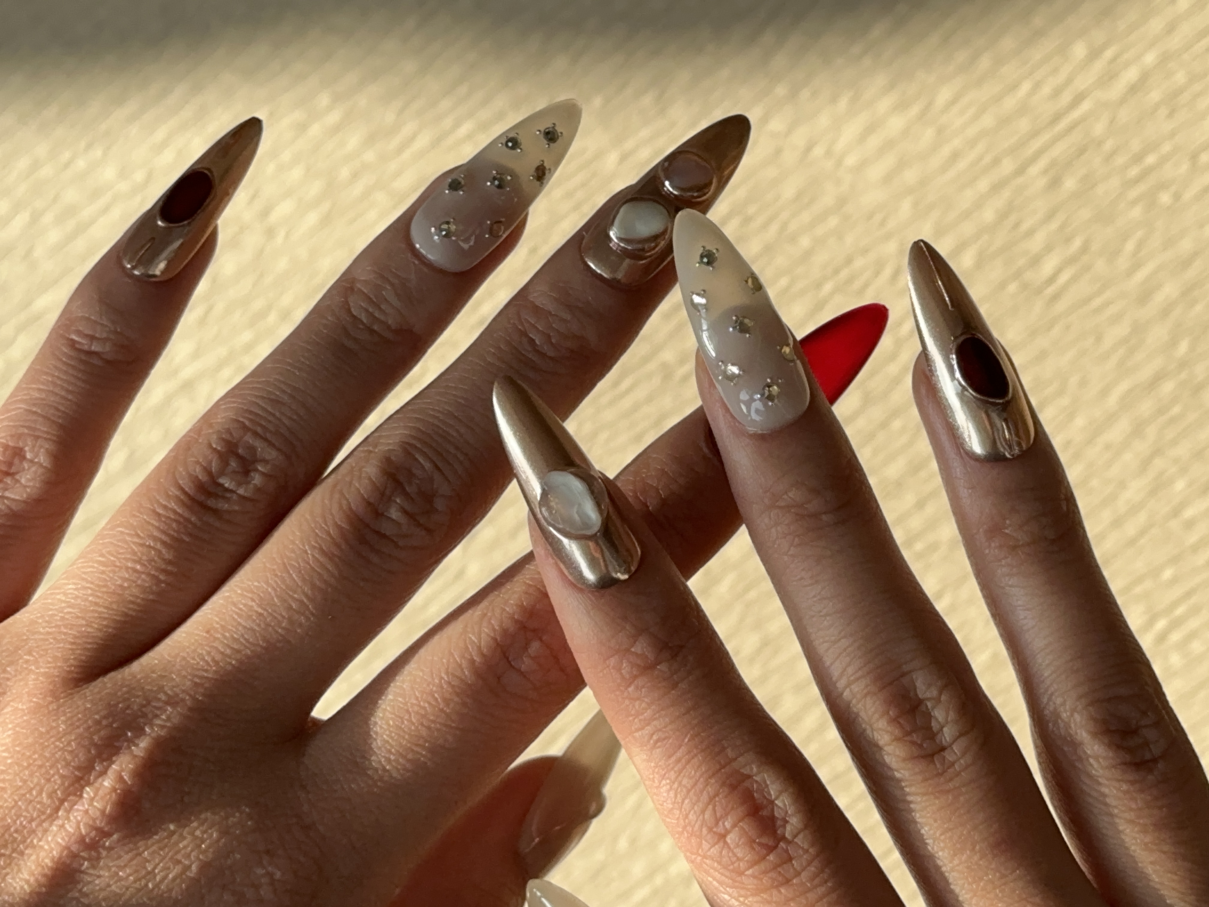 Press on nails, long-lasting, top-quality, beautiful, reusable, handmade, 100% handcrafted nail art design in vintage style. Red burgundy color with seashell and diamond mix decoration. Perfect for a stunning manicure. Middle Age