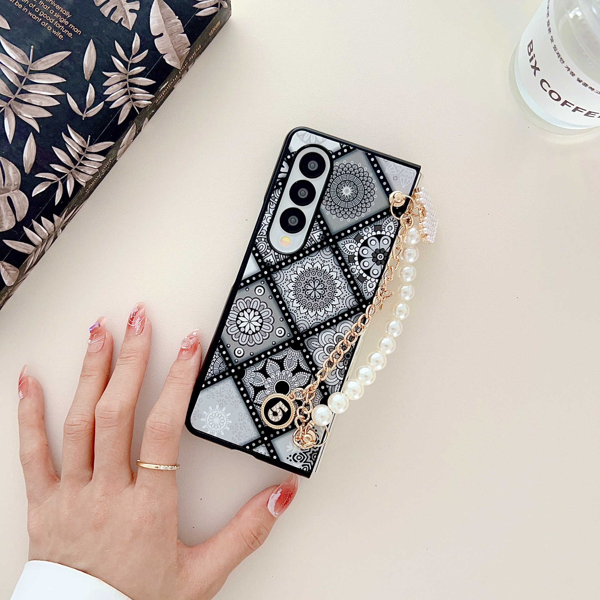Luxury Glitter Vintage Flower Phone Case With Pearl Bracelet For Samsung Galaxy  Z Fold 6 5 4 3