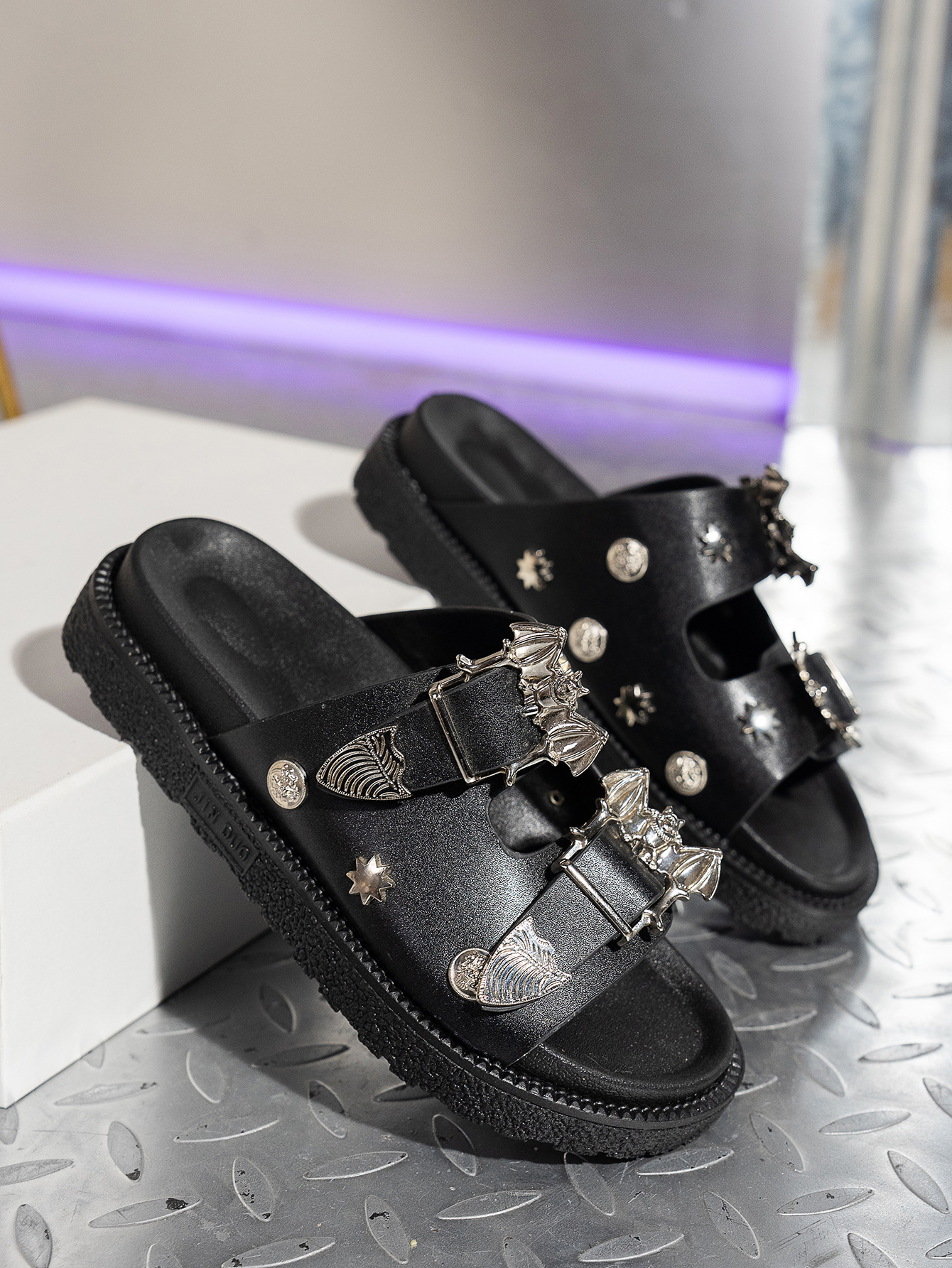2025 new rivet fashion casual thick-soled summer outdoor beach sandals