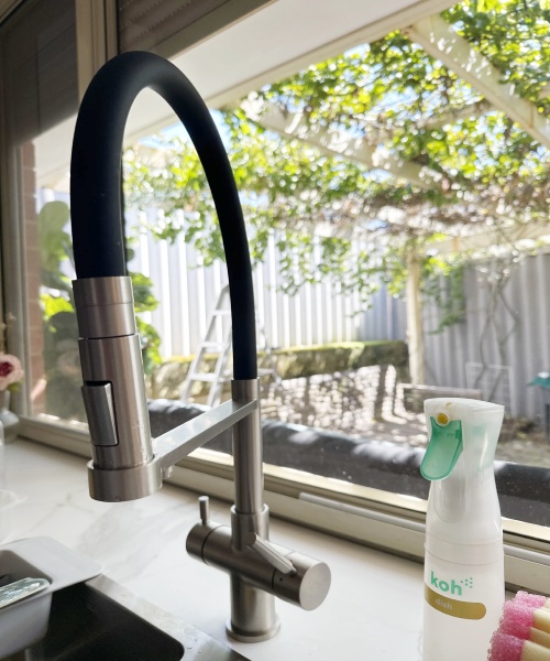 {"default":"black 3 way faucet for modern kitchen\n"}
