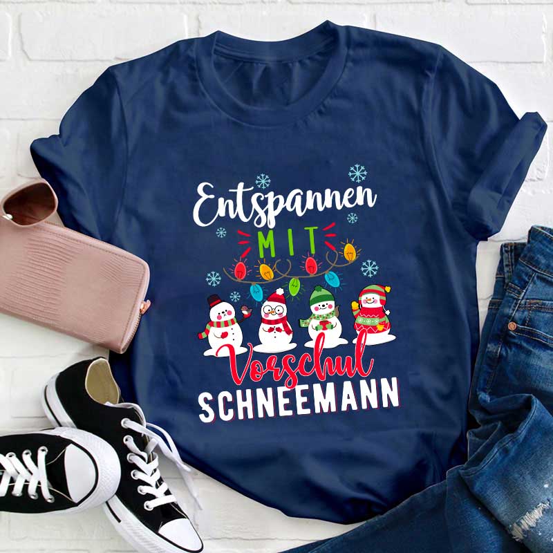 Entspannen mit Vorschul Schneemann Personalisiertes Lehrer T-Shirt
