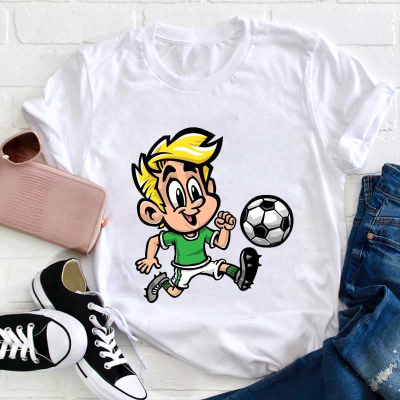 Hübscher blonder Junge spielt Fußball Lehrer T-Shirt