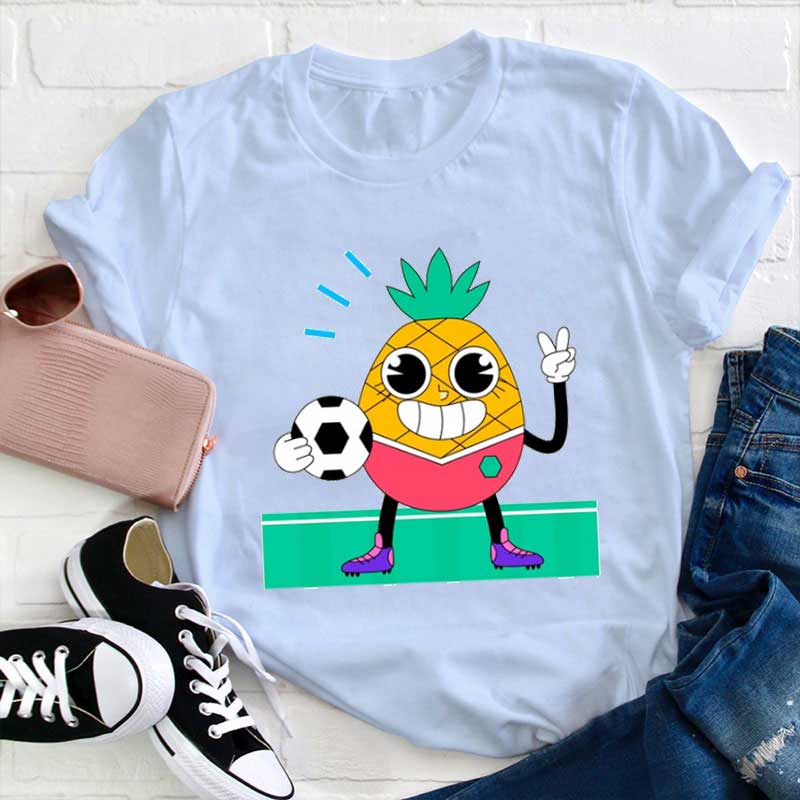 Eine Ananas, die Fußball spielen kann Lehrer T-Shirt