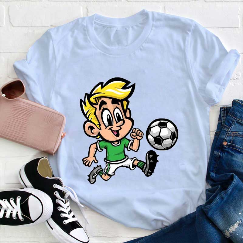 Hübscher blonder Junge spielt Fußball Lehrer T-Shirt