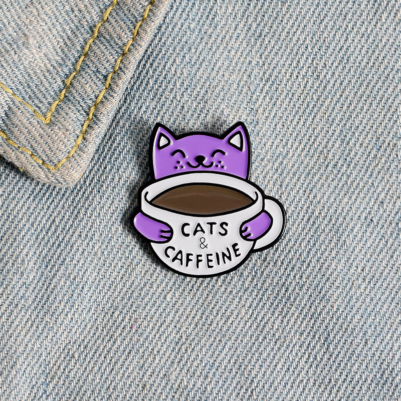 Kitty trinkt Kaffee Pin