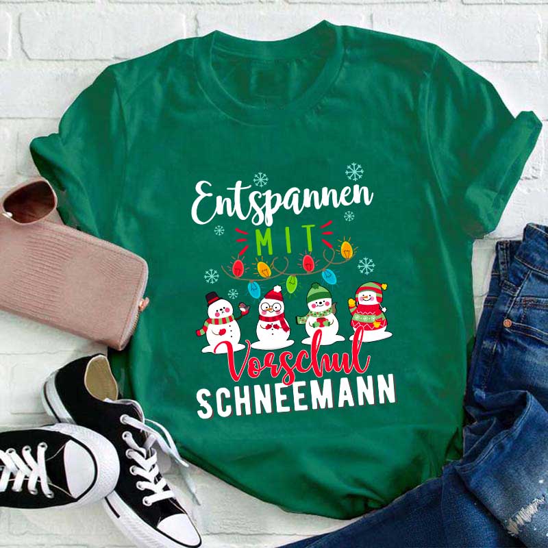 Entspannen mit Vorschul Schneemann Personalisiertes Lehrer T-Shirt