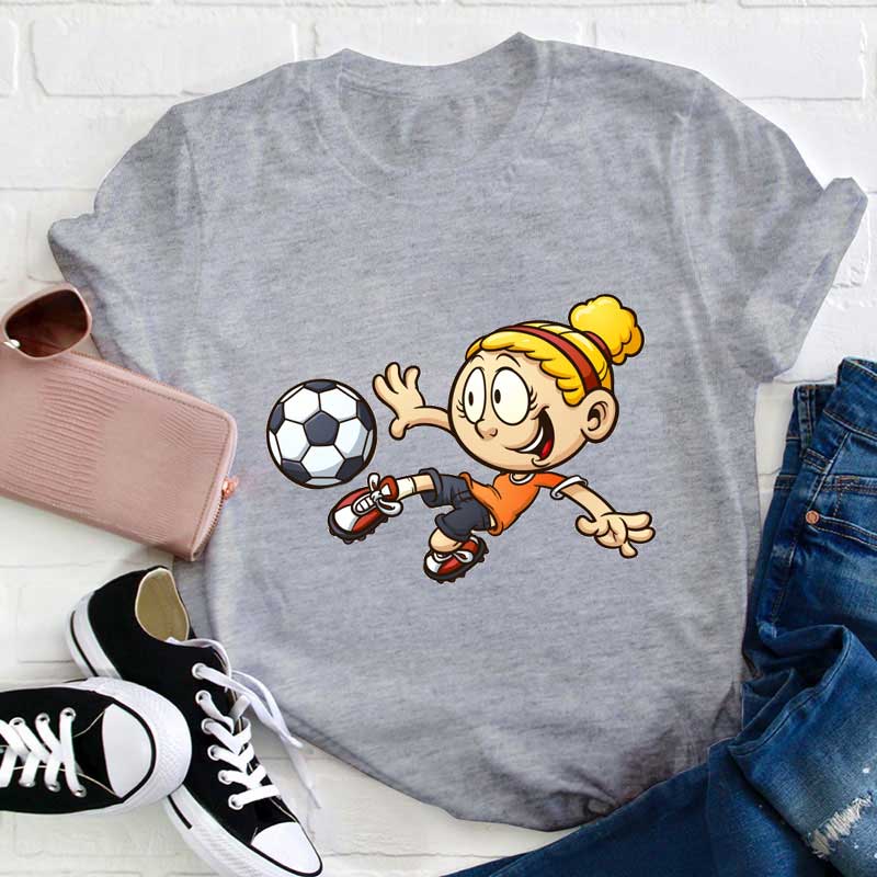 Hübsches kleines blondes Mädchen spielt Fußball Lehrer T-Shirt