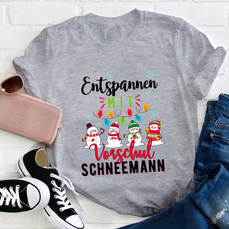 Entspannen mit Vorschul Schneemann Personalisiertes Lehrer T-Shirt
