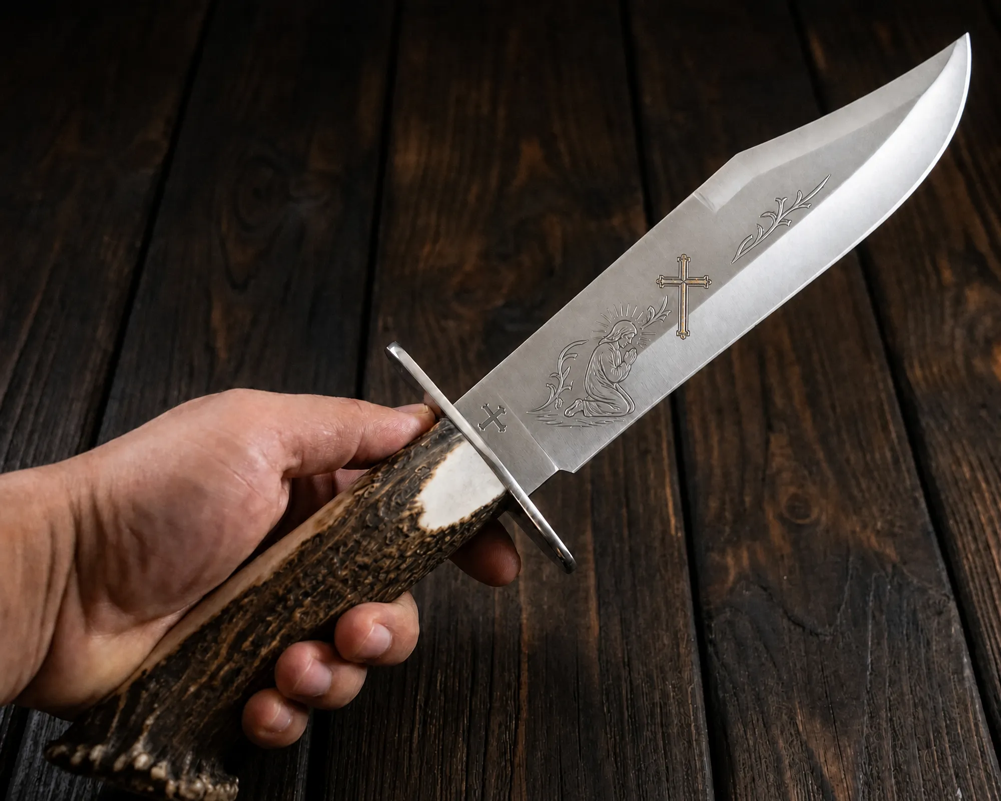 Ručne vyrobený poľovnícky nôž Bowie z ocele D2 s rukoväťou z jeleňieho parohu.