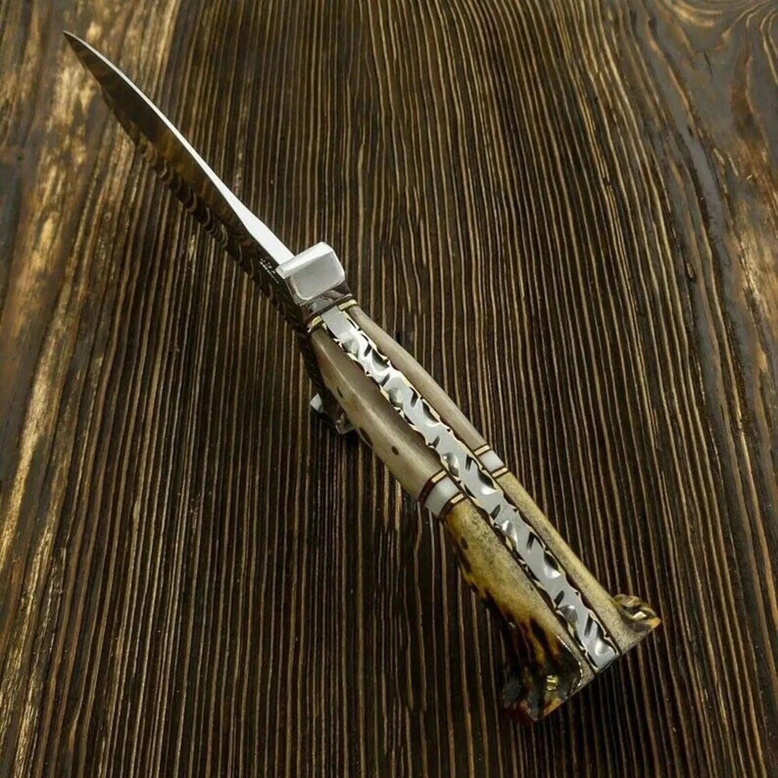 Ručne vyrobený 15-palcový nôž Bowie z ocele D2 s rukoväťou z jeleňieho parohu a koženým puzdrom.