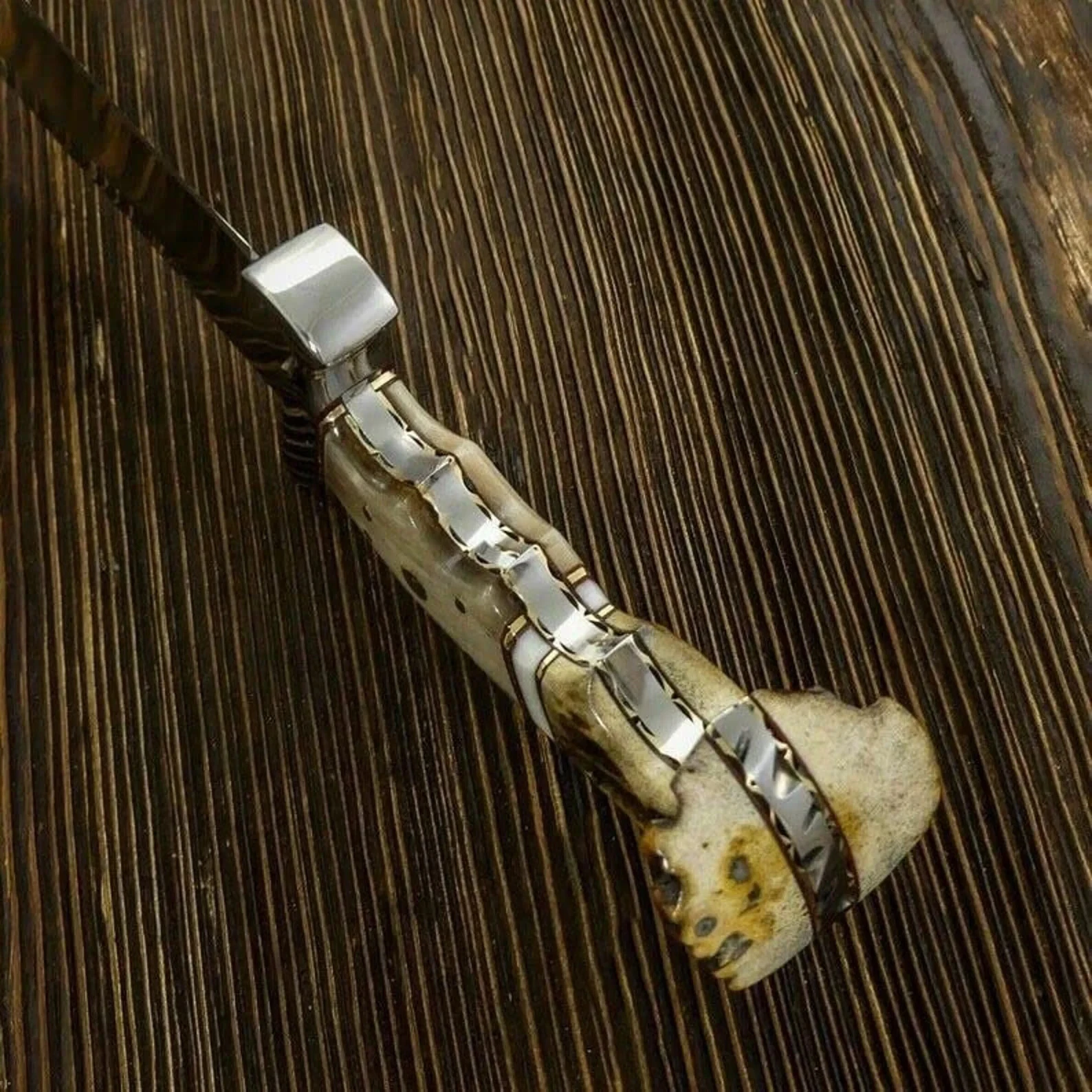 Ručne vyrobený 15-palcový nôž Bowie z ocele D2 s rukoväťou z jeleňieho parohu a koženým puzdrom.