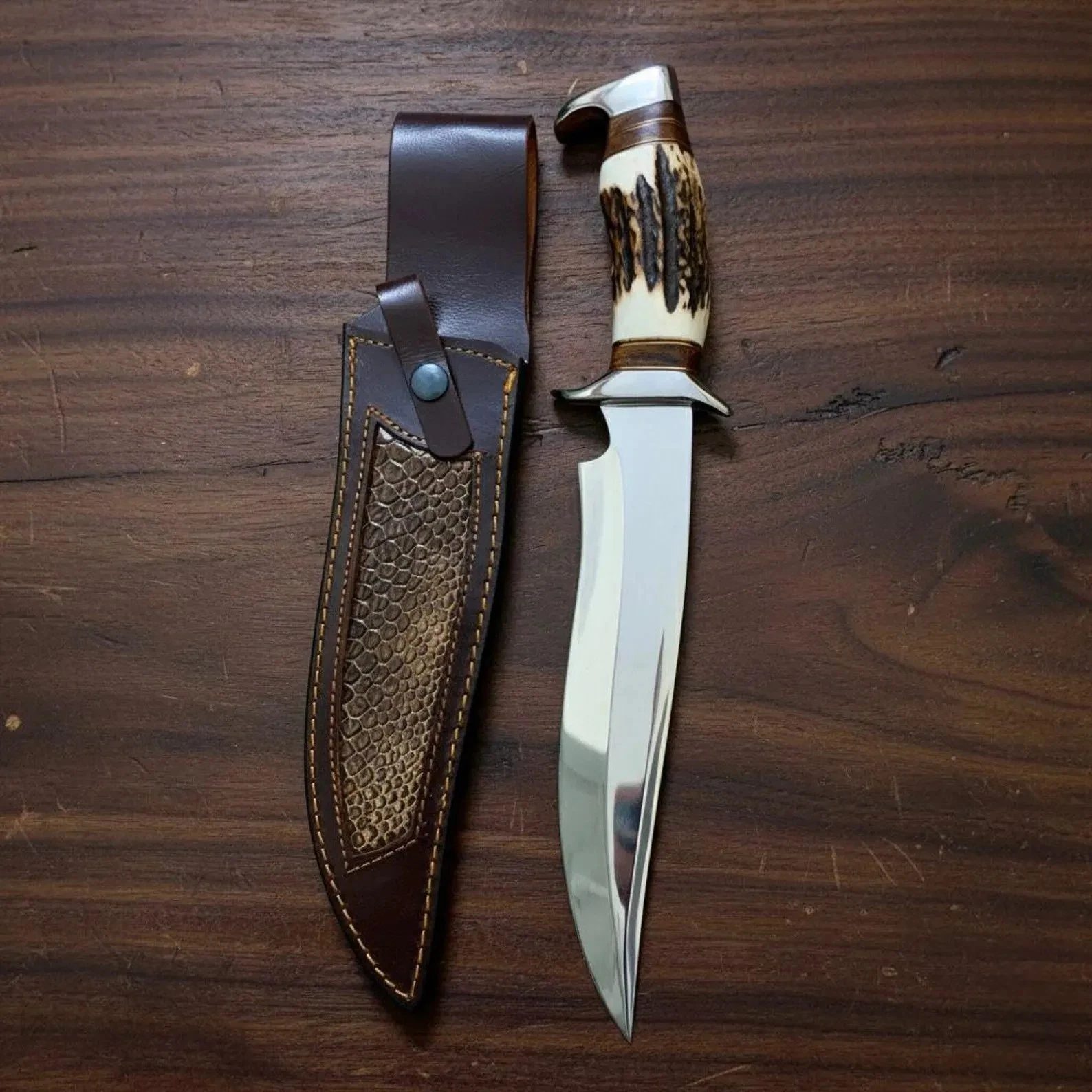Ručne vyrobený nôž Bowie z vysoko uhlíkovej ocele s jeleňou rukoväťou a koženým puzdrom.