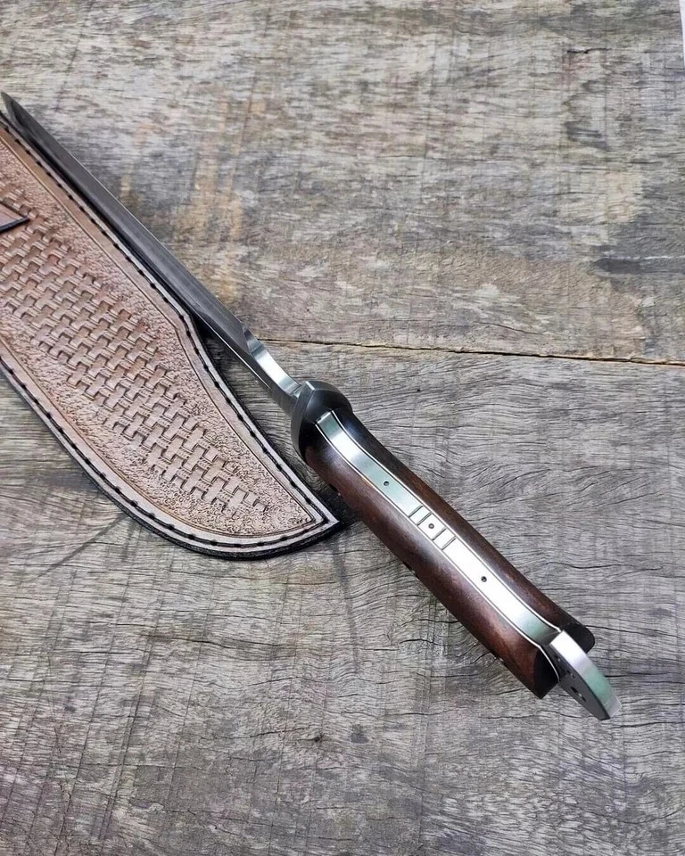 RUČNE VYROBENÝ LOVECKÝ NÔŽ BOWIE Z NÁSTROJOVEJ OCELE D2 S RUKOVEŤOU Z RUŽOVÉHO DREVA