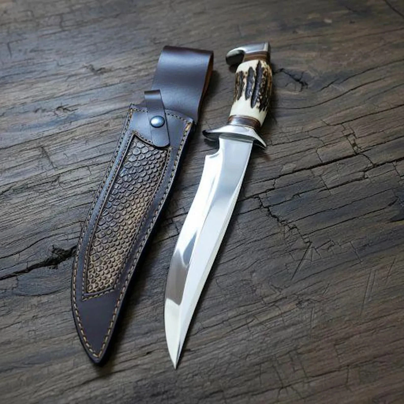 Ručne vyrobený nôž Bowie z vysoko uhlíkovej ocele s jeleňou rukoväťou a koženým puzdrom.