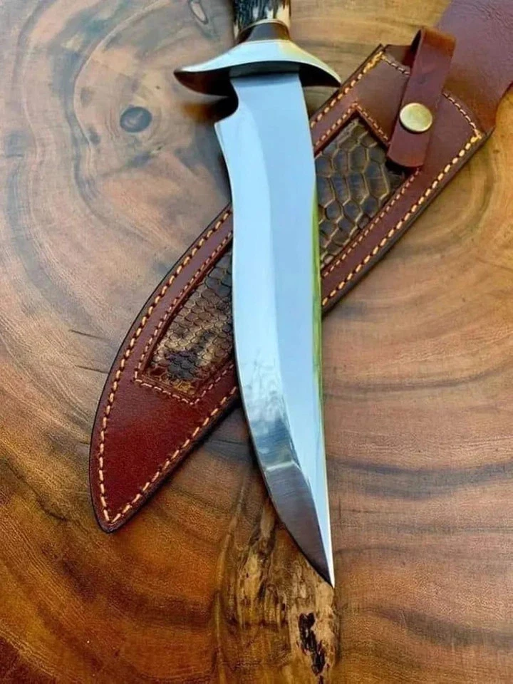 Ručne vyrobený nôž Bowie z uhlíkovej ocele s rukoväťou z jeleňieho parohu a koženým puzdrom.
