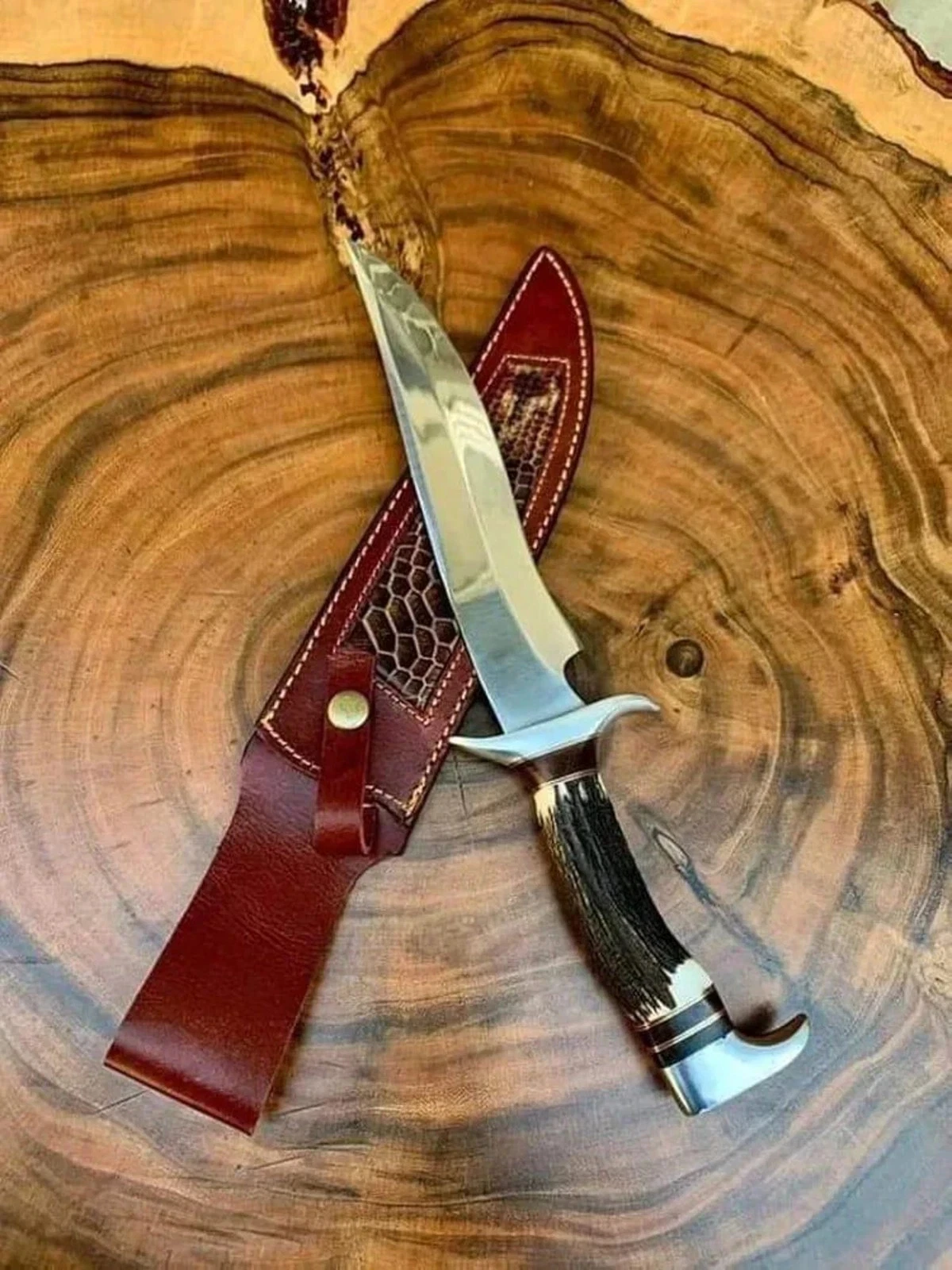 Ručne vyrobený nôž Bowie z uhlíkovej ocele s rukoväťou z jeleňieho parohu a koženým puzdrom.