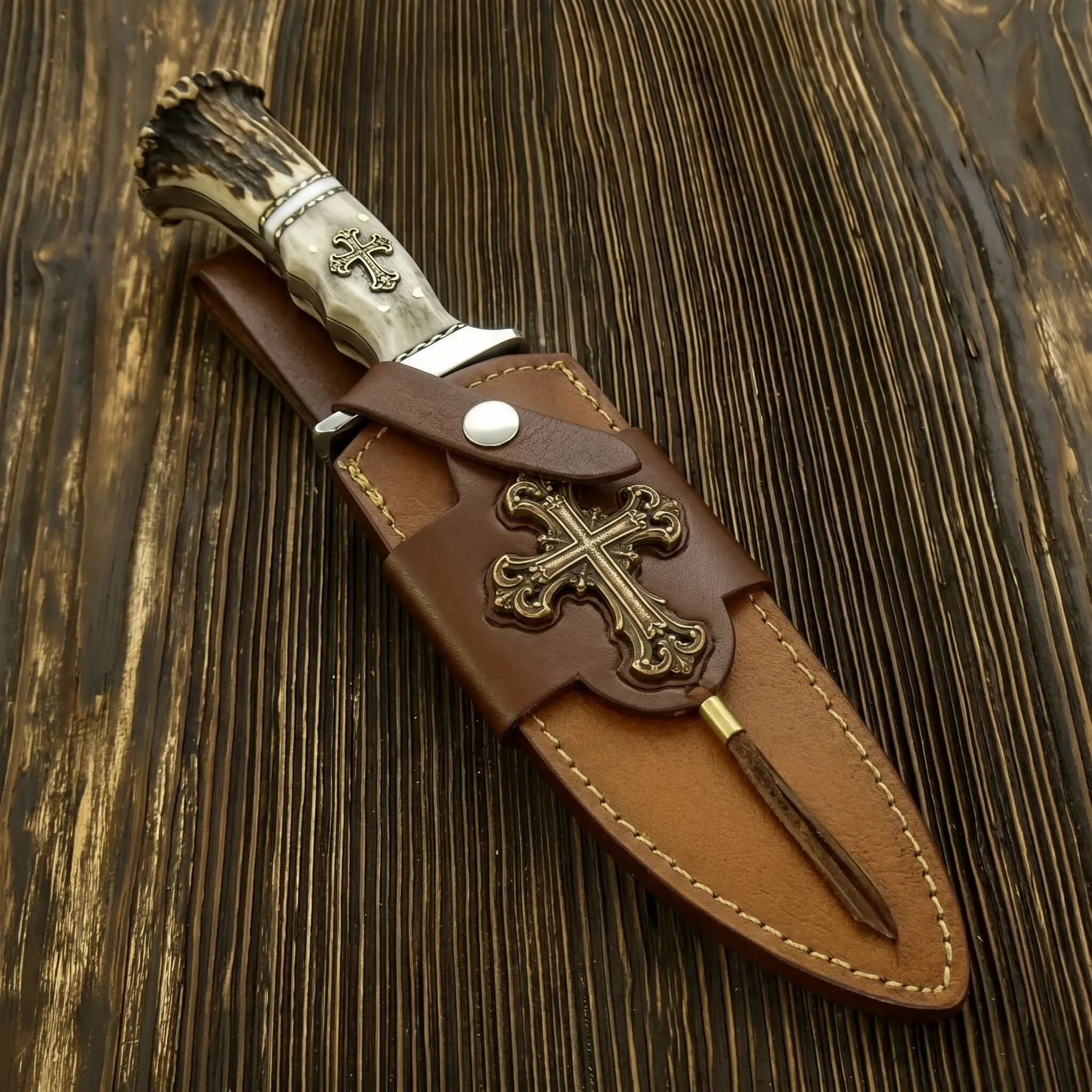 Ručne vyrobený 15-palcový nôž Bowie z ocele D2 s rukoväťou z jeleňieho parohu a koženým puzdrom.