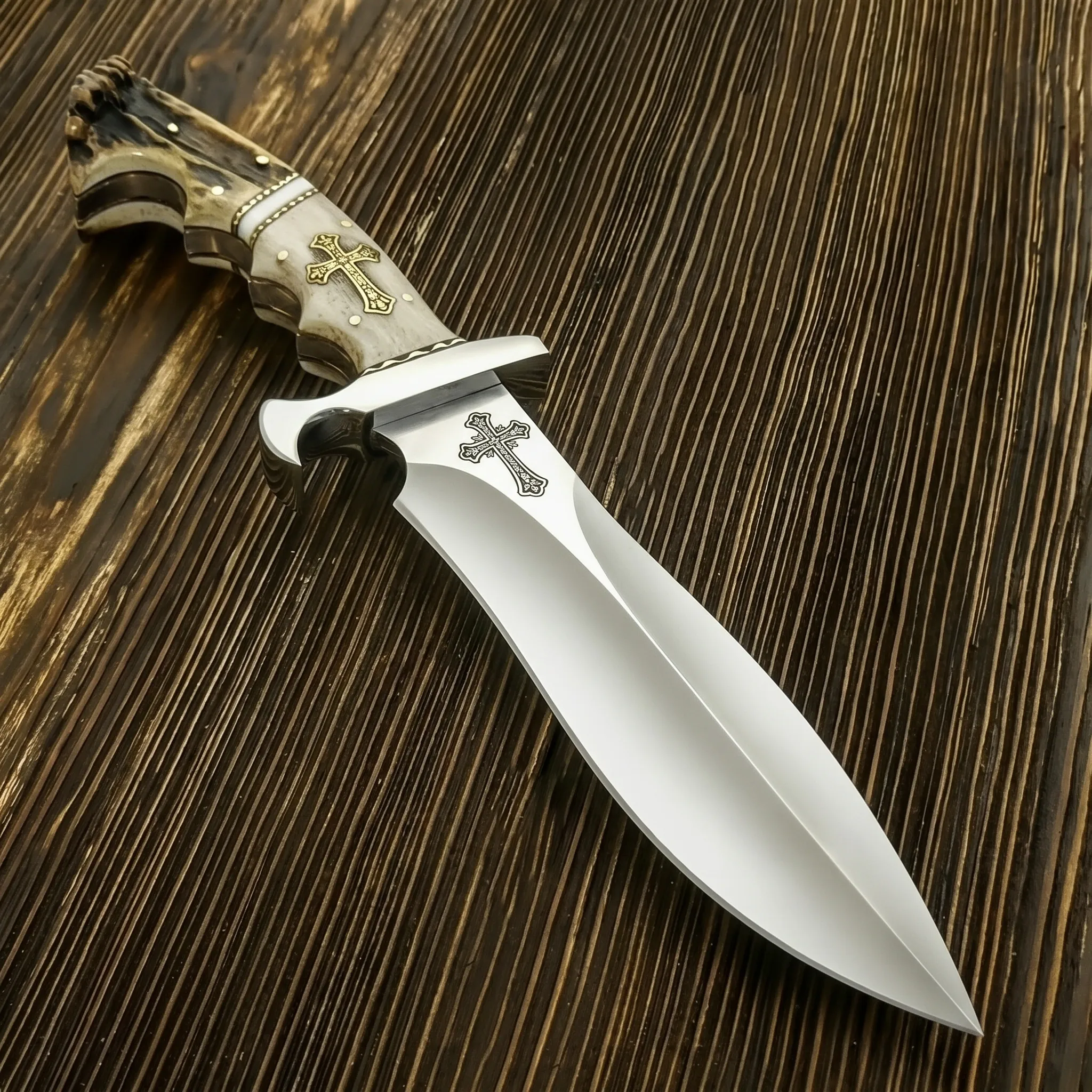 Ručne vyrobený 15-palcový nôž Bowie z ocele D2 s rukoväťou z jeleňieho parohu a koženým puzdrom.