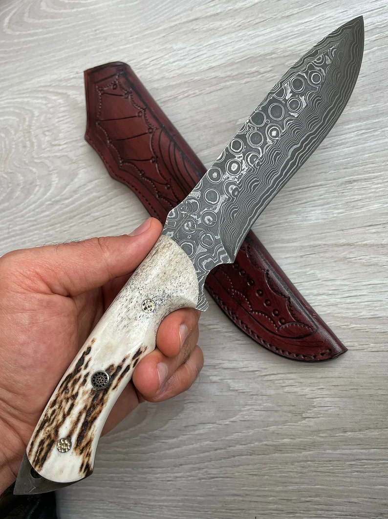 Ένα γνήσιο μαχαίρι Damascus Bowie, με κέρατο ελαφιού και λαβή σφενδάμου, 150 στρώσεις σφυρηλάτησης, χειροποίητο από σιδηρουργό.