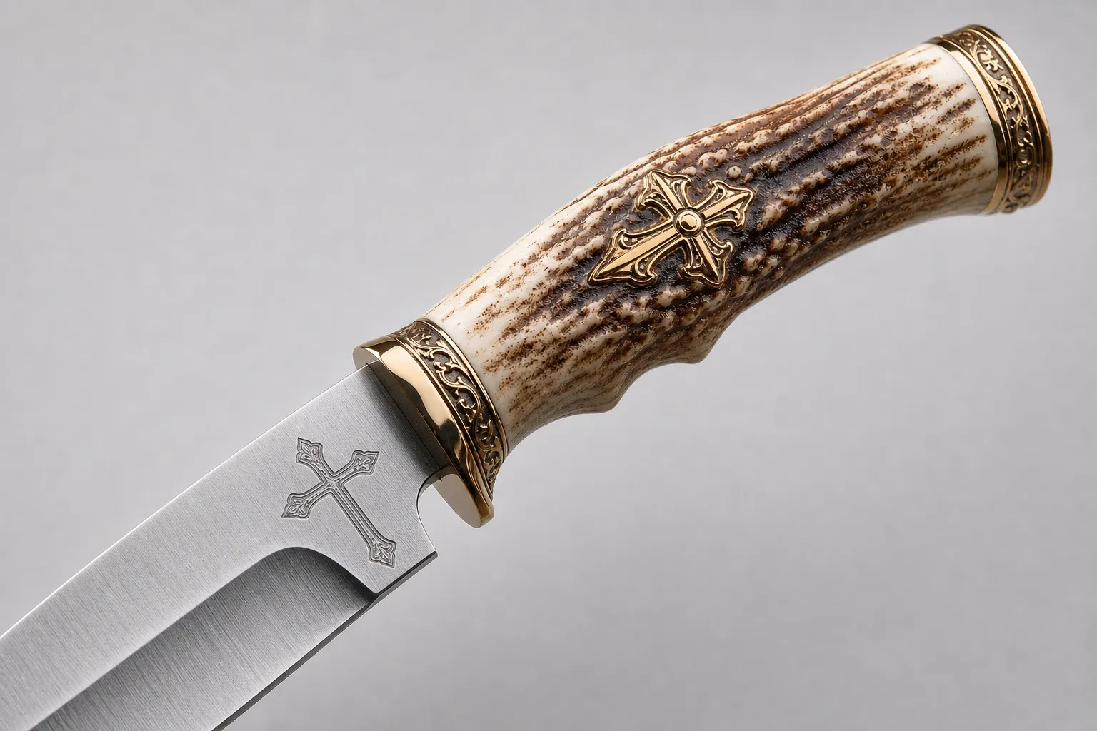 Ručne vyrobený 13-palcový poľovnícky nôž Bowie s rukoväťou z jeleňieho parohu a koženým puzdrom.