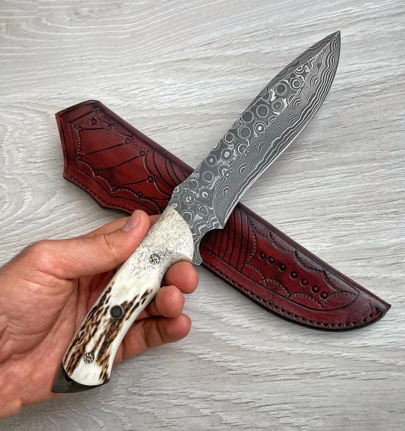 Ένα γνήσιο μαχαίρι Damascus Bowie, με κέρατο ελαφιού και λαβή σφενδάμου, 150 στρώσεις σφυρηλάτησης, χειροποίητο από σιδηρουργό.