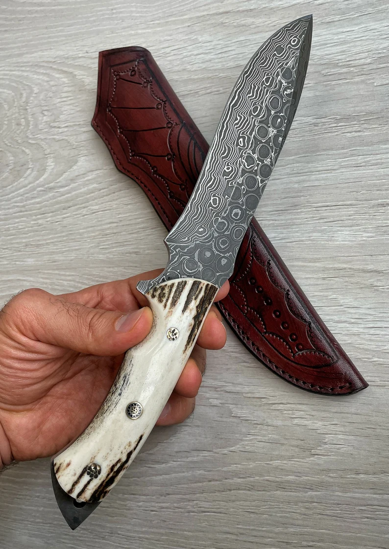 Ένα γνήσιο μαχαίρι Damascus Bowie, με κέρατο ελαφιού και λαβή σφενδάμου, 150 στρώσεις σφυρηλάτησης, χειροποίητο από σιδηρουργό.