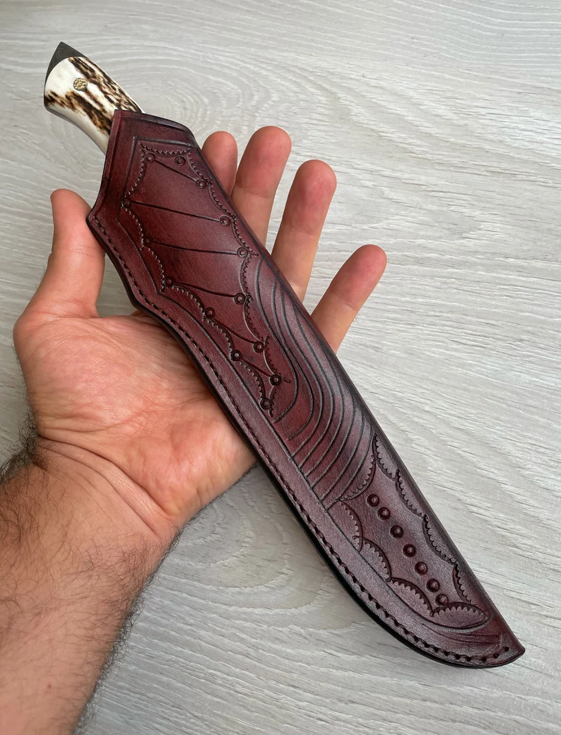 Ένα γνήσιο μαχαίρι Damascus Bowie, με κέρατο ελαφιού και λαβή σφενδάμου, 150 στρώσεις σφυρηλάτησης, χειροποίητο από σιδηρουργό.