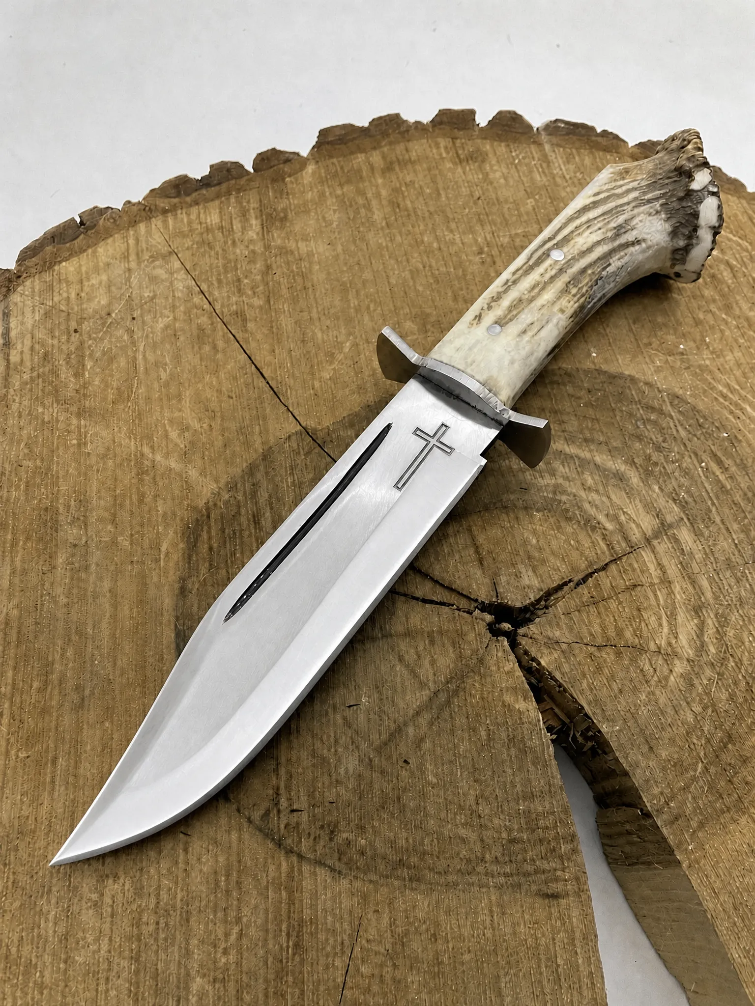 Ručne vyrobený nôž Bowie z uhlíkovej ocele s rukoväťou z jeleňa a koženým puzdrom | SkaldBlades