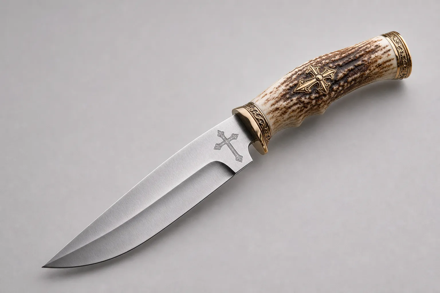 Ručne vyrobený 13-palcový poľovnícky nôž Bowie s rukoväťou z jeleňieho parohu a koženým puzdrom.