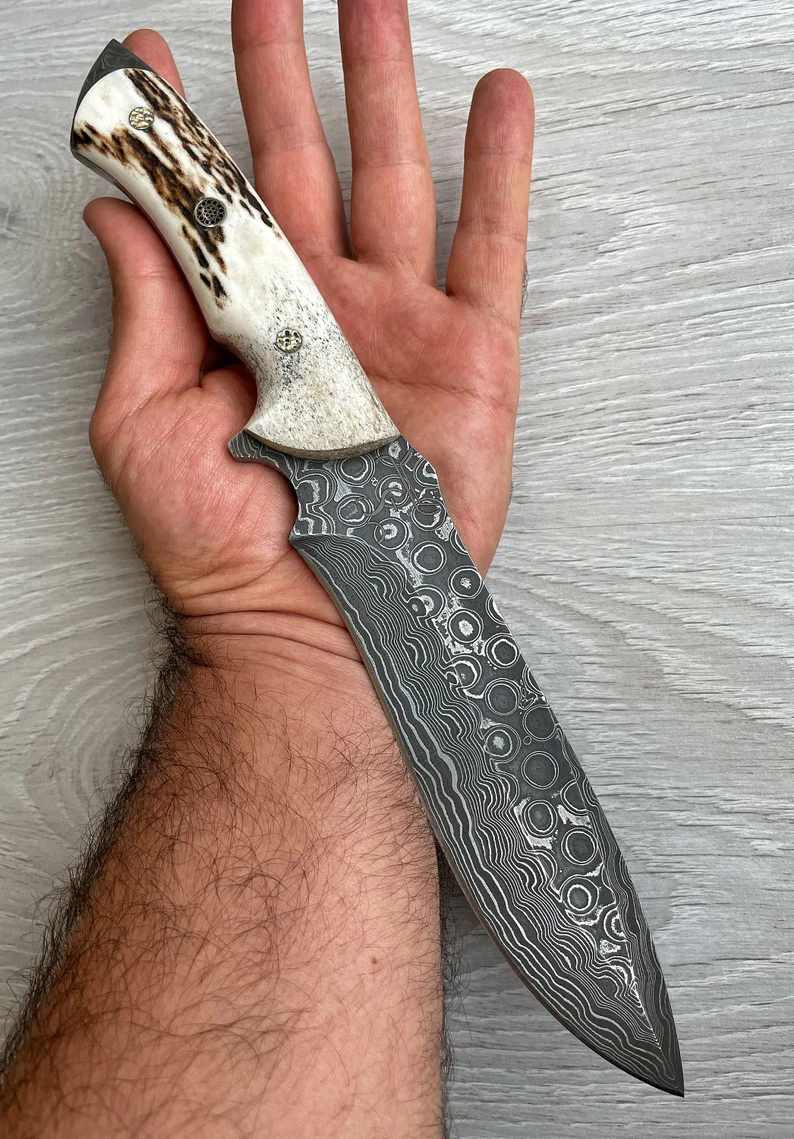 Ένα γνήσιο μαχαίρι Damascus Bowie, με κέρατο ελαφιού και λαβή σφενδάμου, 150 στρώσεις σφυρηλάτησης, χειροποίητο από σιδηρουργό.