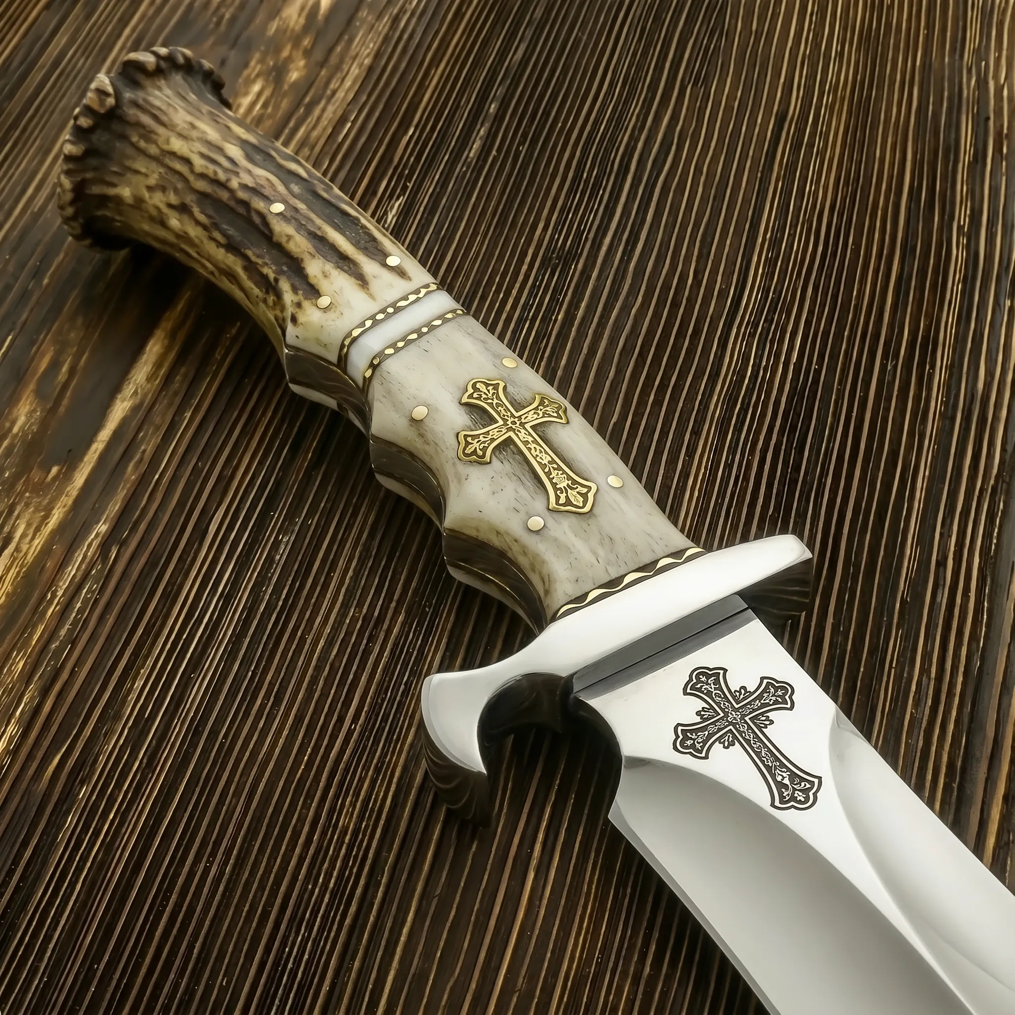 Ručne vyrobený 15-palcový nôž Bowie z ocele D2 s rukoväťou z jeleňieho parohu a koženým puzdrom.
