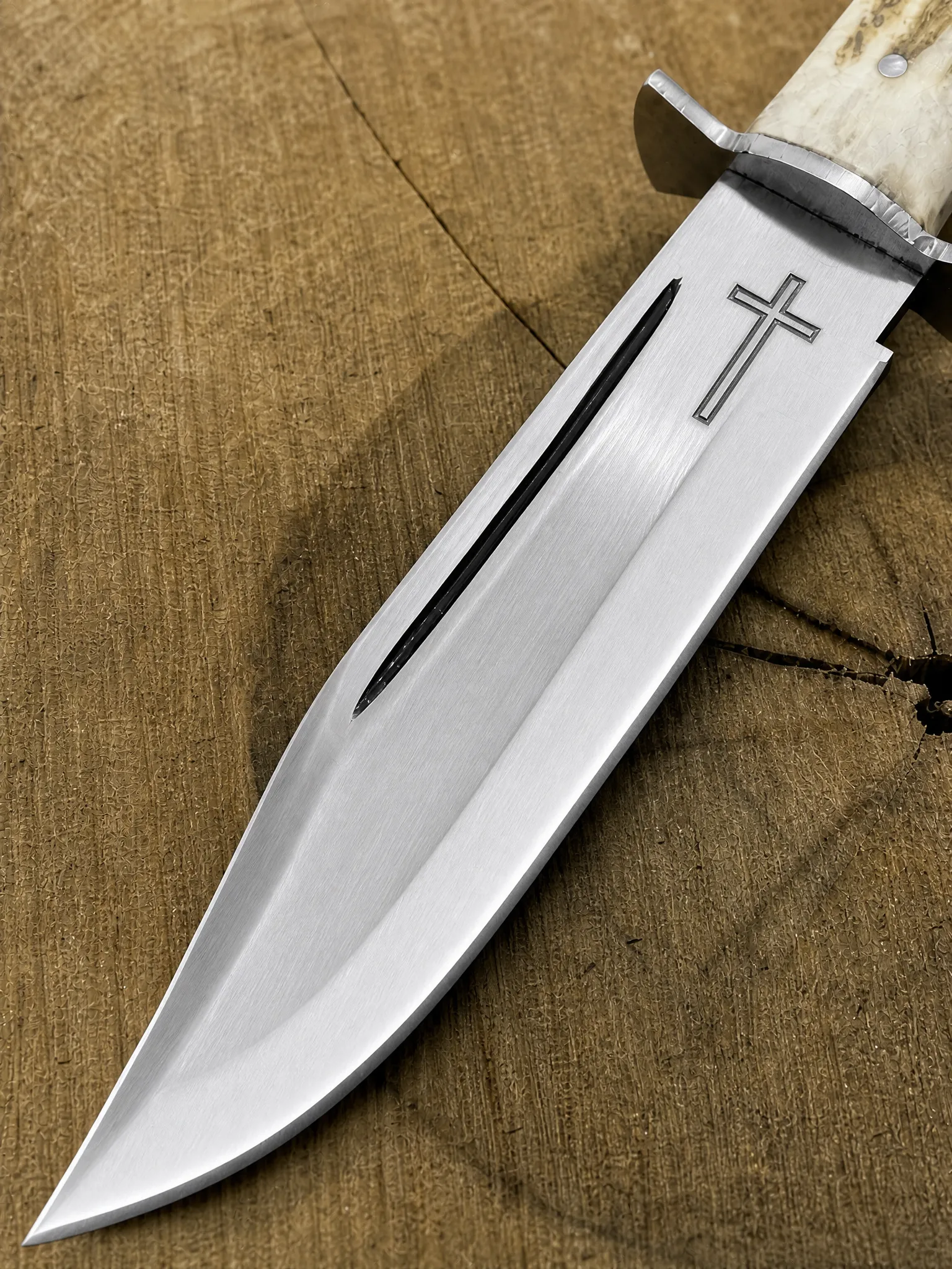 Ručne vyrobený nôž Bowie z uhlíkovej ocele s rukoväťou z jeleňa a koženým puzdrom | SkaldBlades
