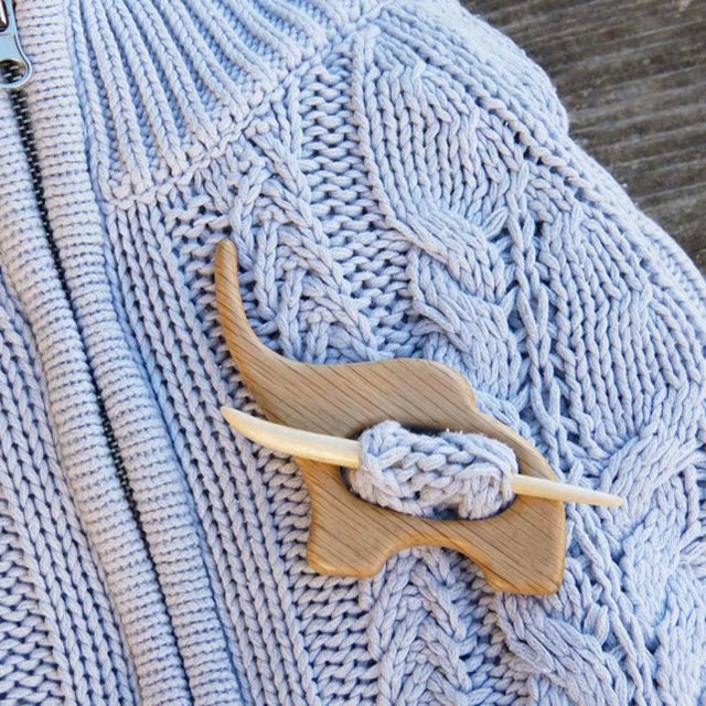 🔥LAST DAY 70% OFF🔥BROOCH PIN WITH WOODEN ANIMAL PATTERN (SWEATER CLIP)