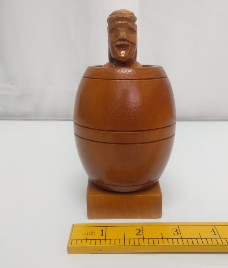 Funny Wooden Barrel Man Statue 😂 – Perfect Gag Gift for Parties 🎉, Offices 🖥️, and Collectors 🎁