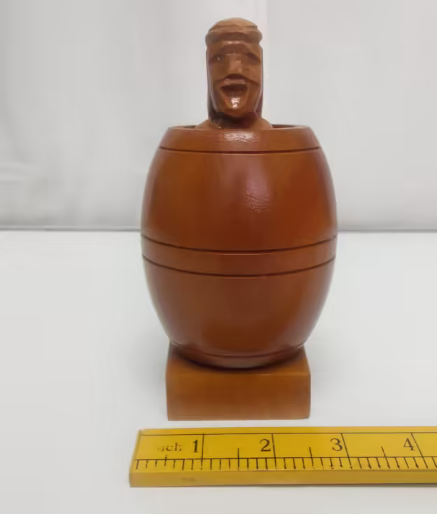 Funny Wooden Barrel Man Statue 😂 – Perfect Gag Gift for Parties 🎉, Offices 🖥️, and Collectors 🎁