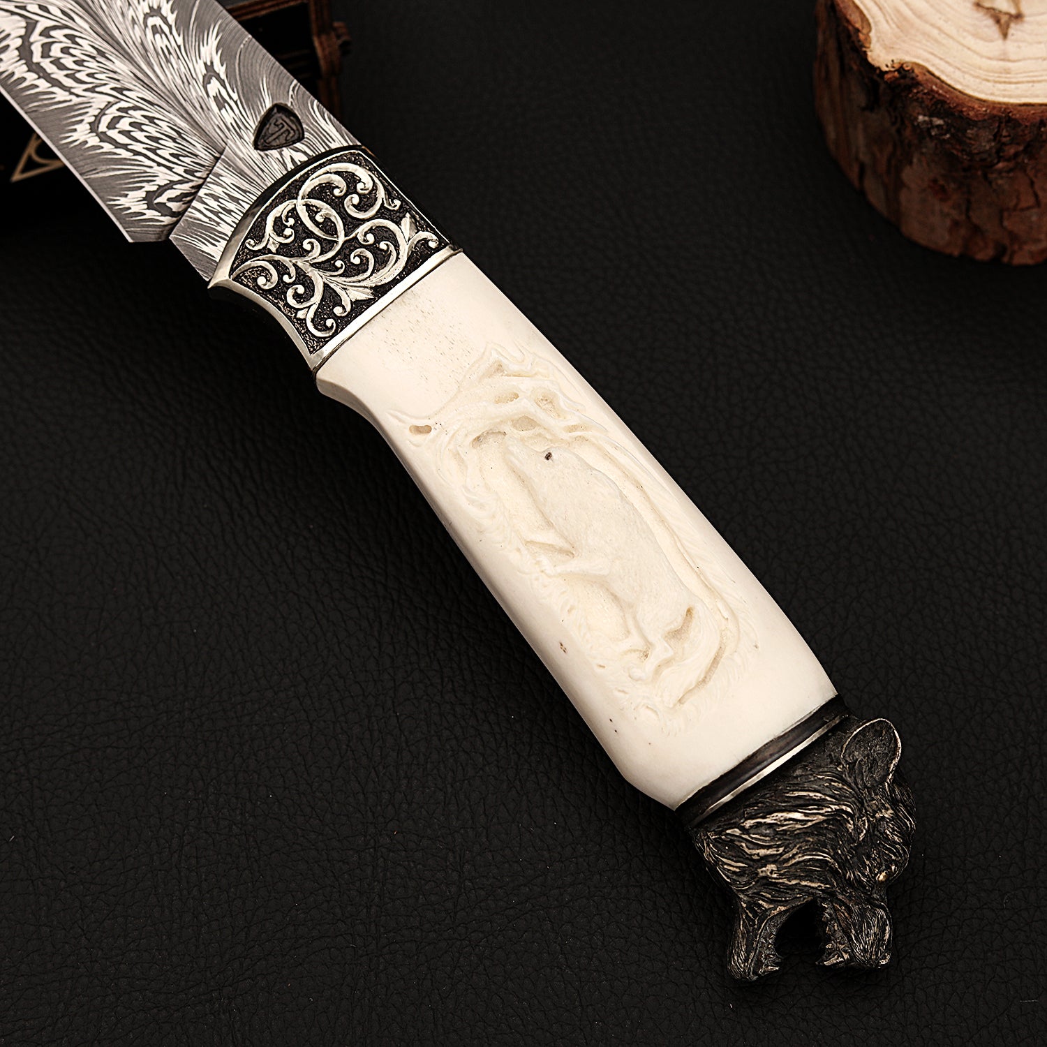 Acél vadászkés damaszkusztollal és kézzel faragott agancs nyéllel
