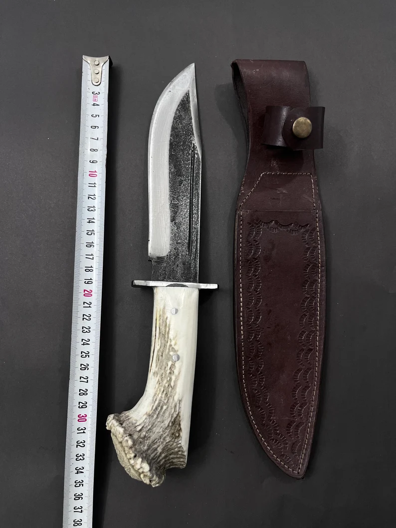 Kézzel készített kovácsolt acél Bowie kés: szarvasagancsból készült nyél, bőrtok