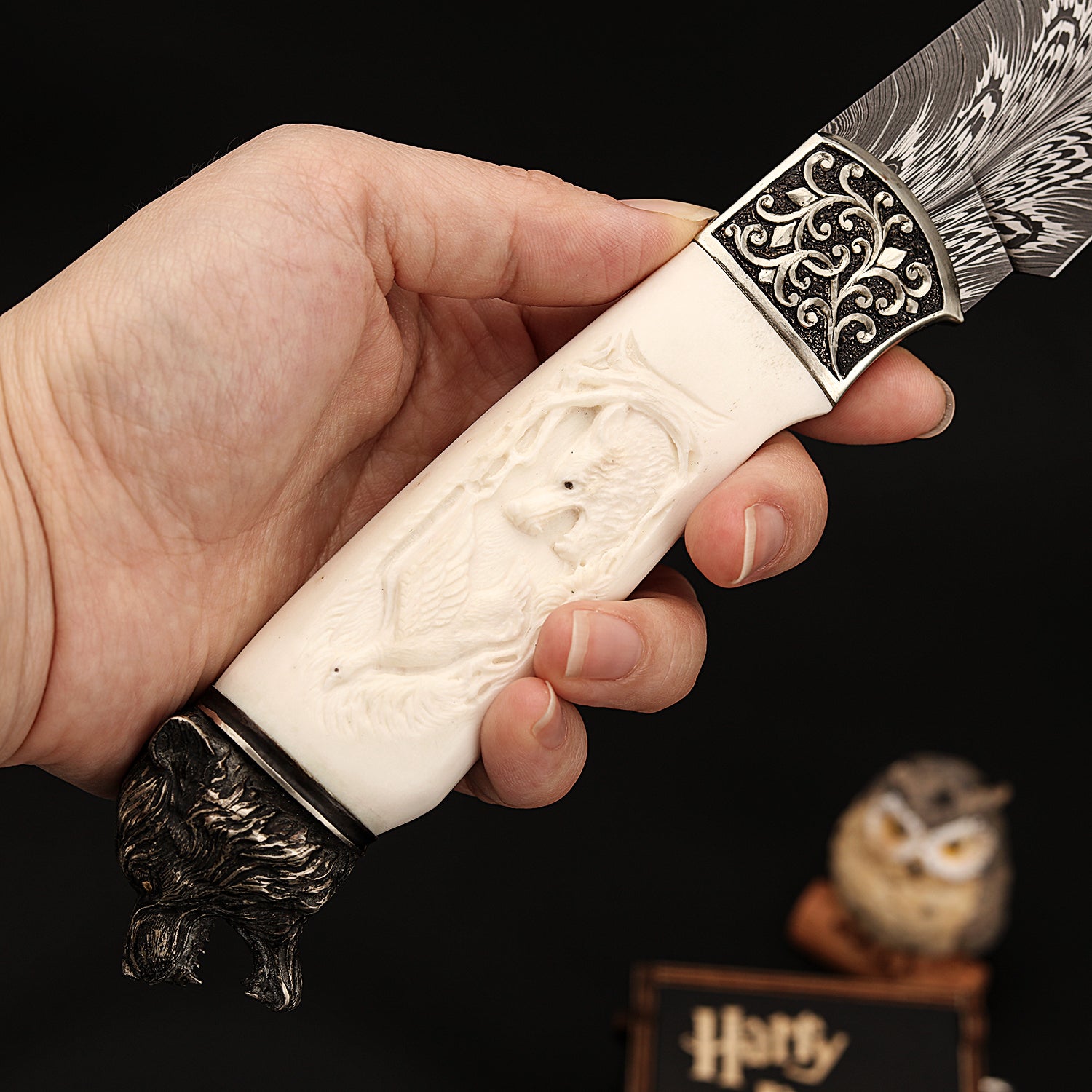 Acél vadászkés damaszkusztollal és kézzel faragott agancs nyéllel