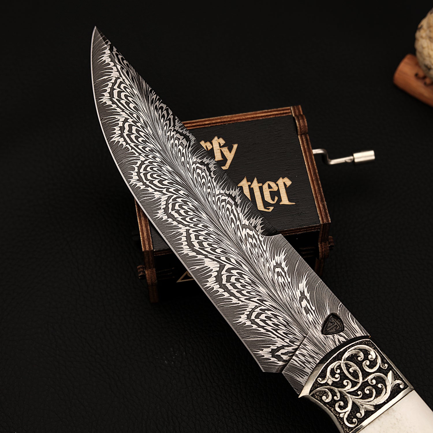 Acél vadászkés damaszkusztollal és kézzel faragott agancs nyéllel