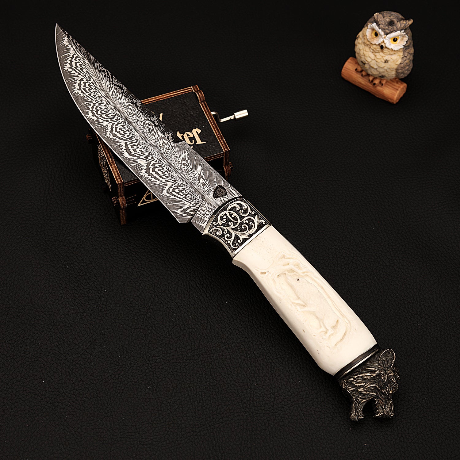 Acél vadászkés damaszkusztollal és kézzel faragott agancs nyéllel
