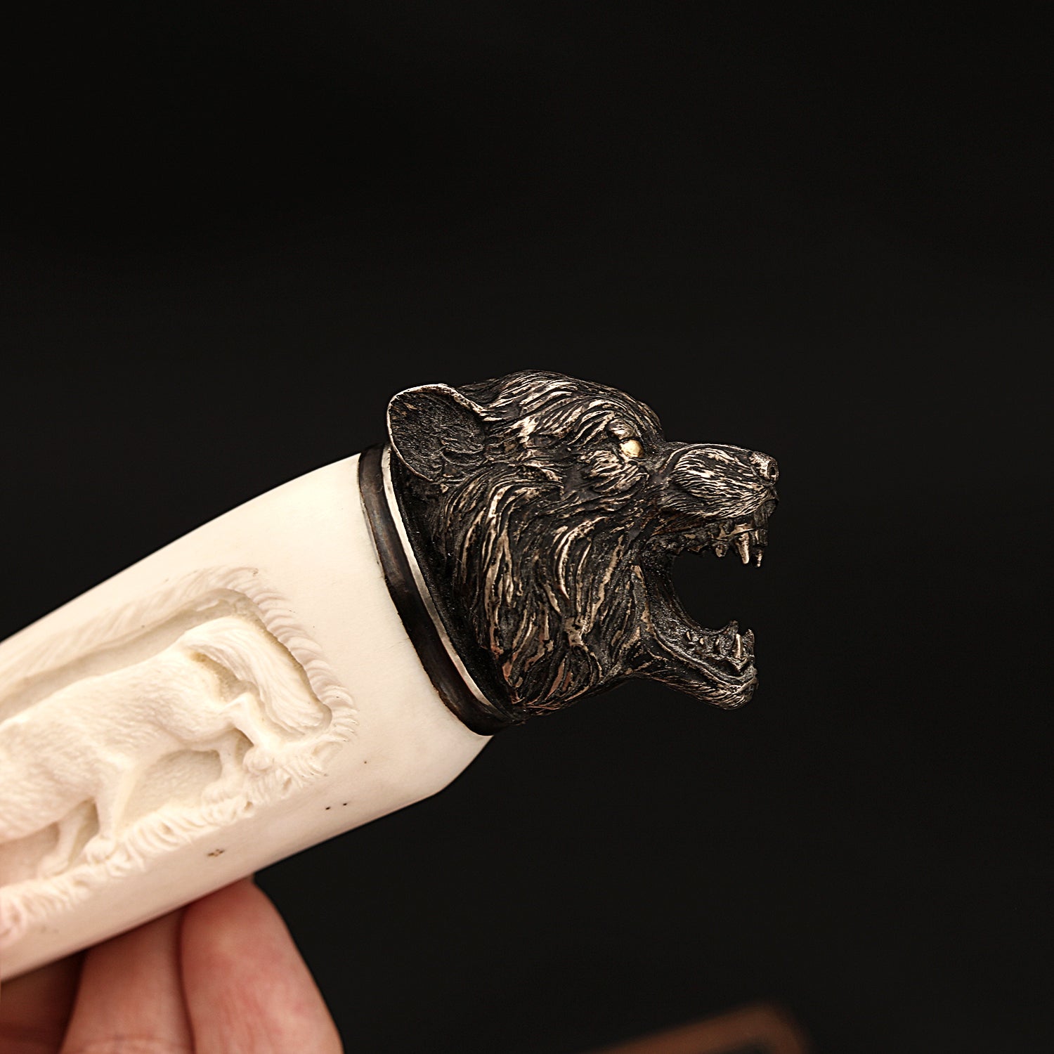 Acél vadászkés damaszkusztollal és kézzel faragott agancs nyéllel