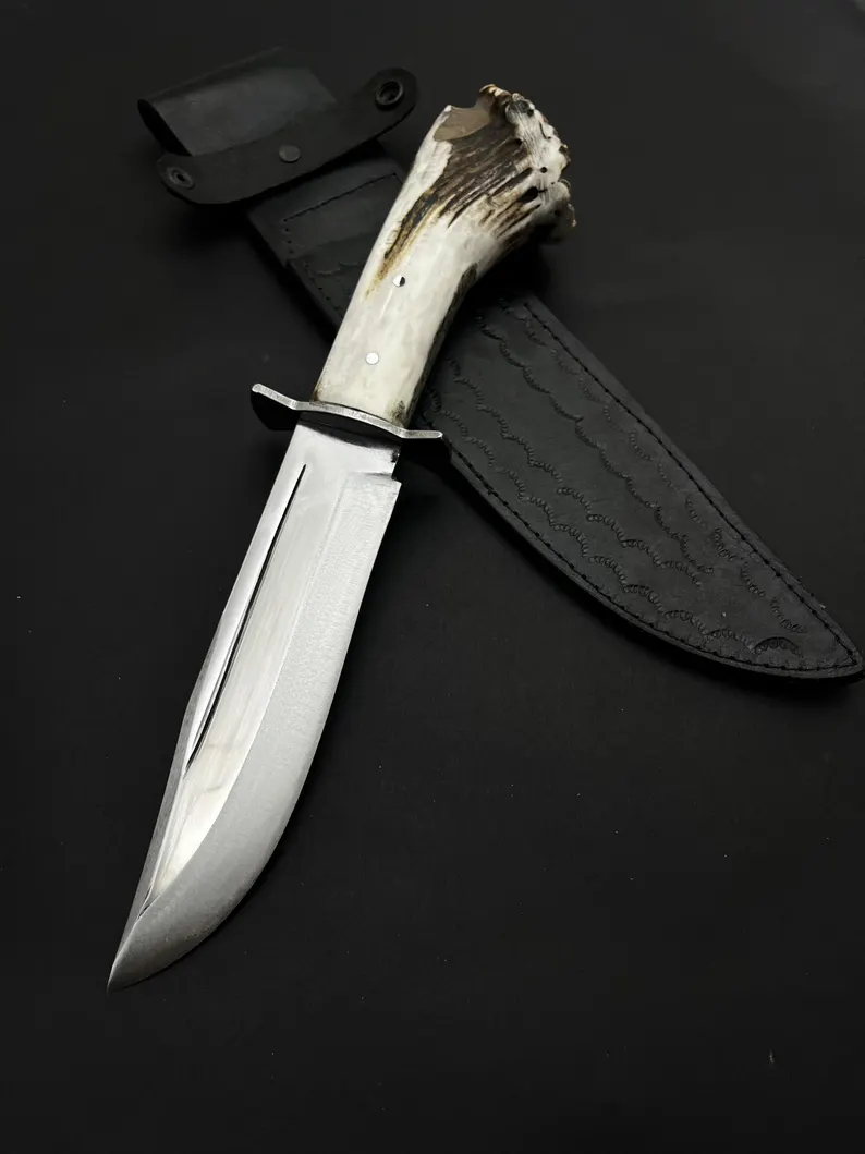 Kézzel készített kovácsolt acél Bowie kés: szarvasagancsból készült nyél, bőrtok