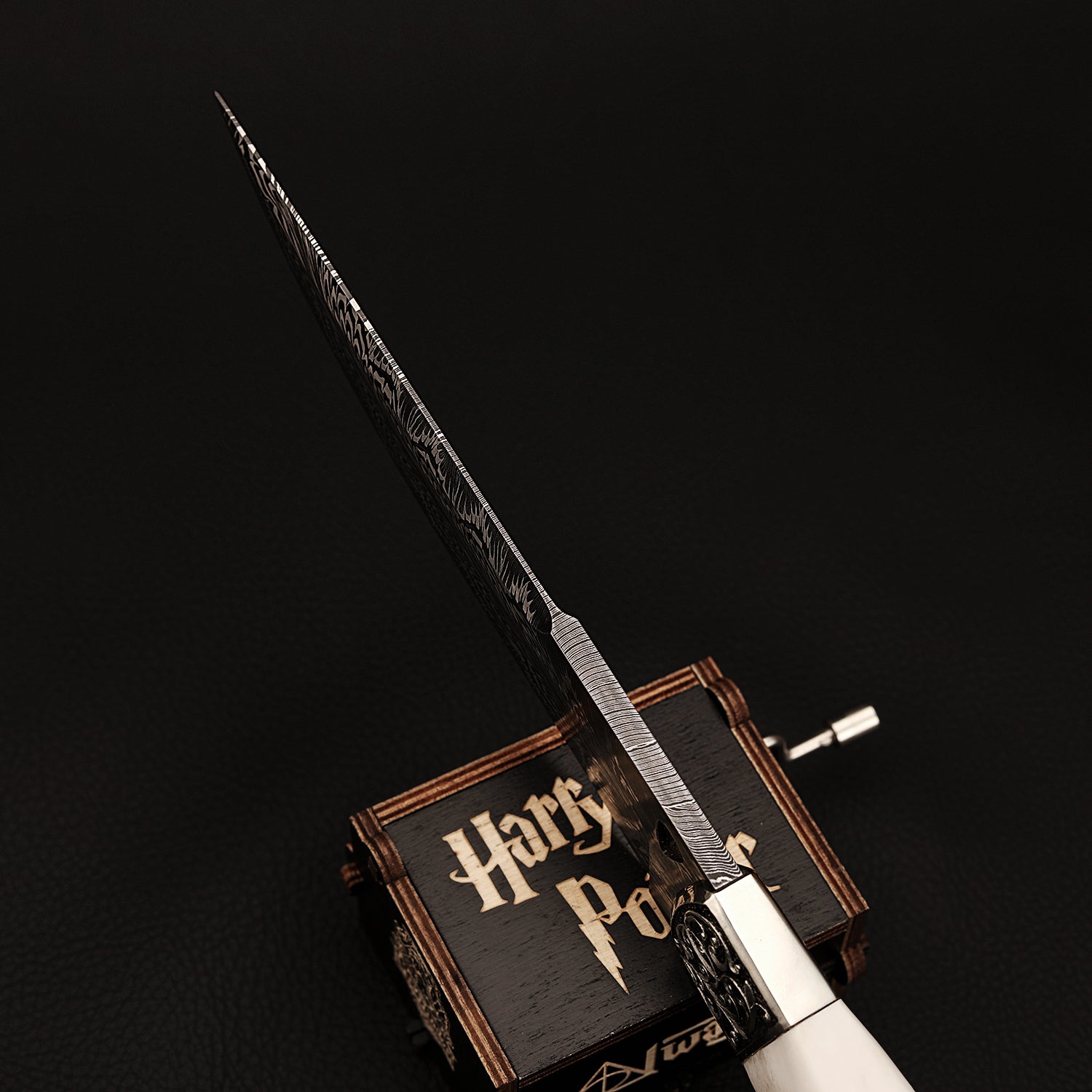 Acél vadászkés damaszkusztollal és kézzel faragott agancs nyéllel