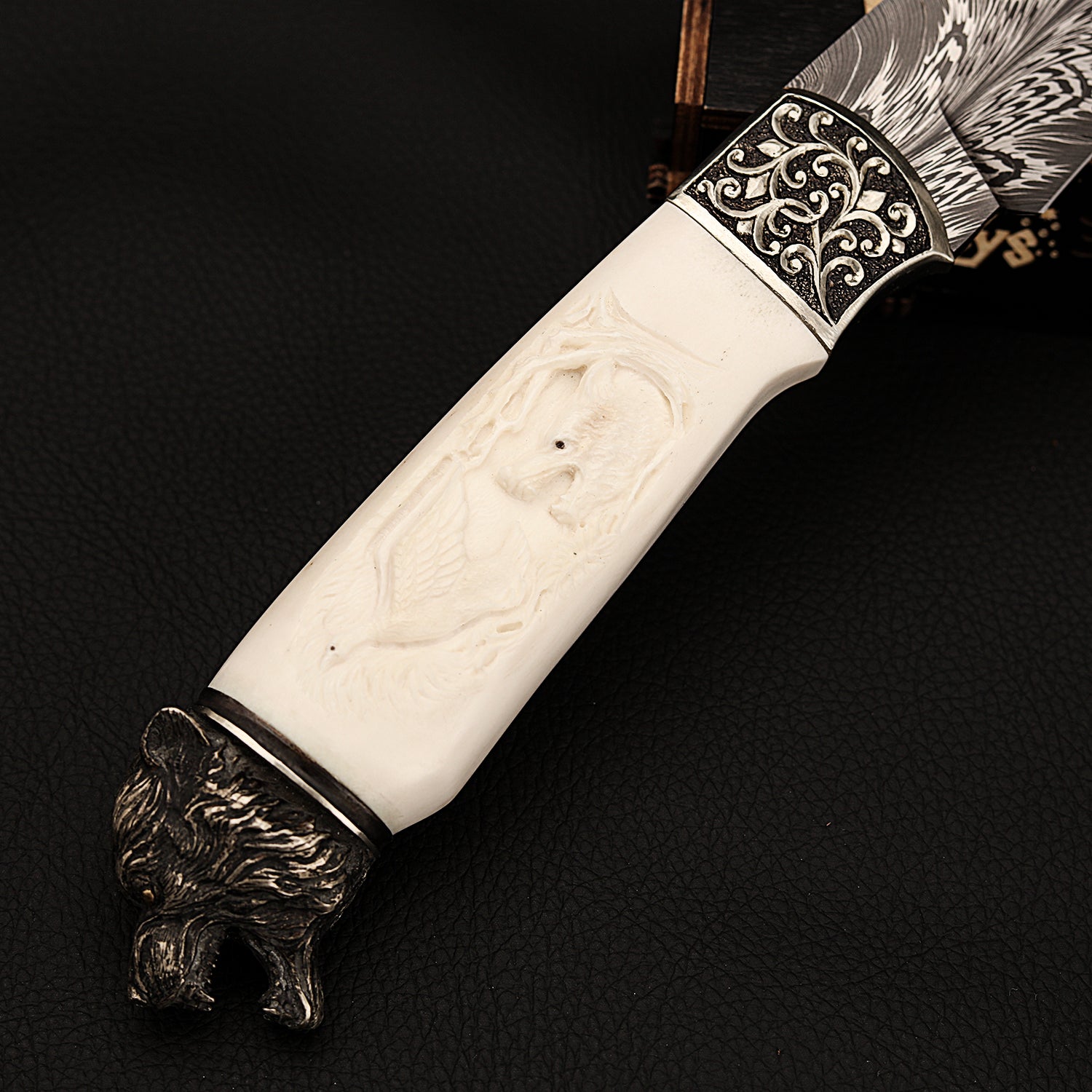 Acél vadászkés damaszkusztollal és kézzel faragott agancs nyéllel