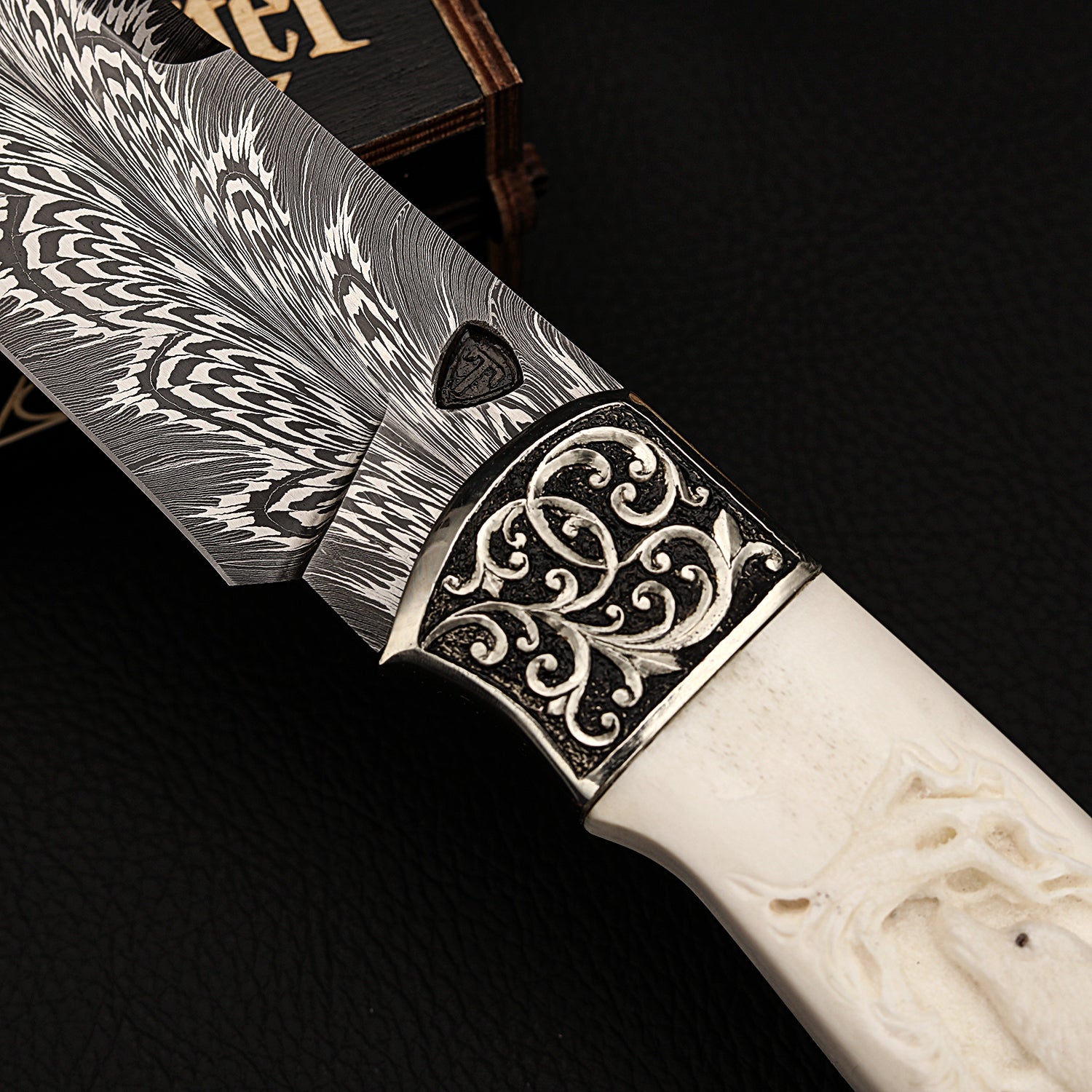 Acél vadászkés damaszkusztollal és kézzel faragott agancs nyéllel